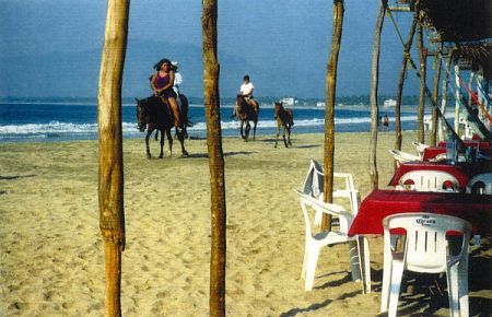 Horseback riding at Barra de Potos&iacute;