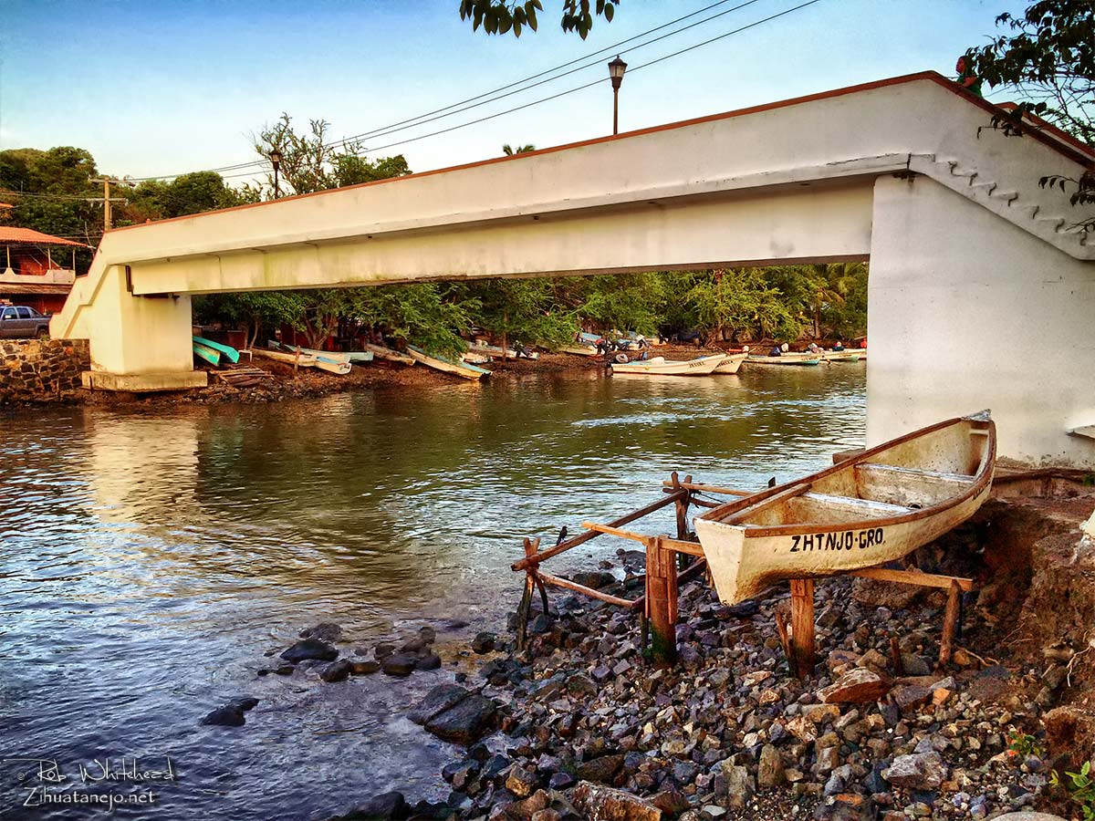 El Almac&eacute;n pedestrian bridge, Zihuatanejo, Mexico